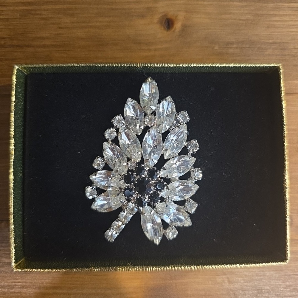 Beautiful‎ Vintage Clear Rhinestone Silver Pin Brooch W/Black Accents